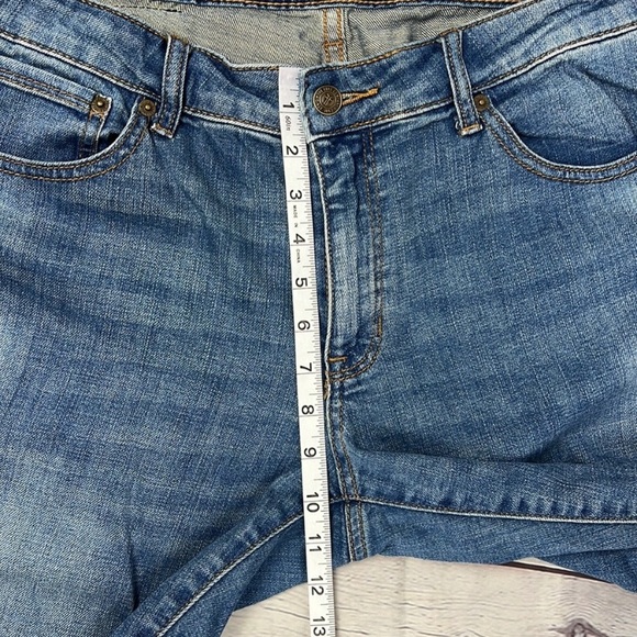 FRYE Denim 5 pocket jeans in a medium wash. Size 10. - Picture 4 of 8